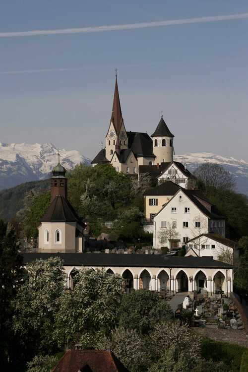 Rankweil am 1.5.2006. Bergkirche Rankweil, Basilika auf dem Liebfrauenberg, im Hintergrund die schneebedeckten Schweizer Berge.
